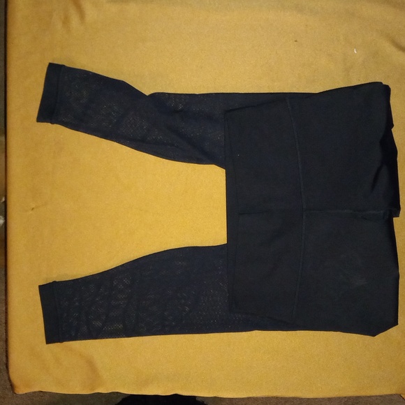 Lululemon black leggings sheer material from mid thigh down size 12 - Picture 6 of 6